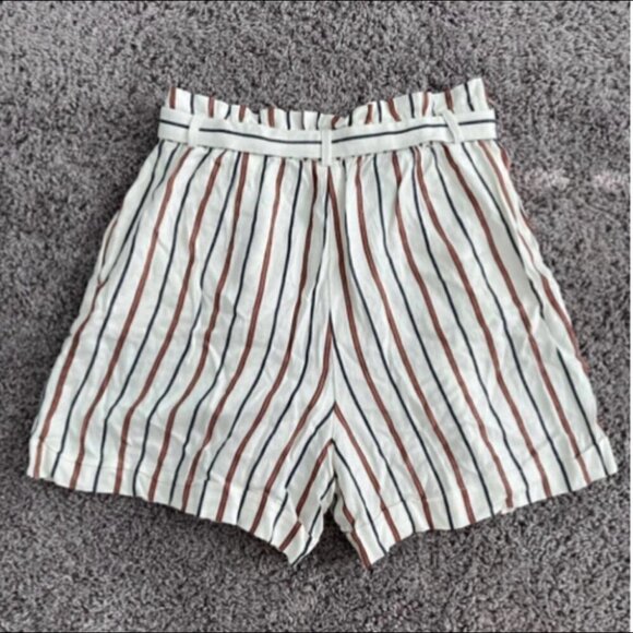 H&M High Waist Linen Blend Paper bag Shorts - Picture 3 of 6